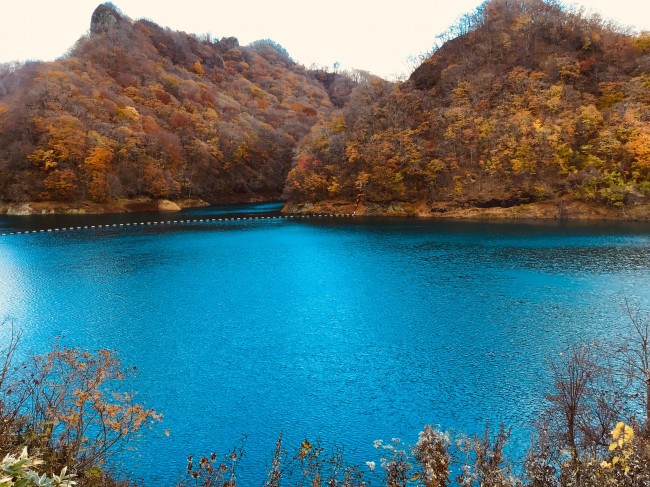 ダムと山